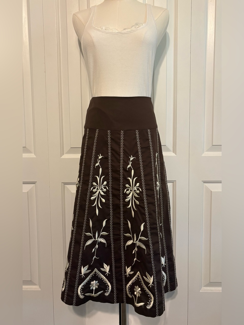 DIALOGUE, Brown Midi Skirt with White Floral Embroidery